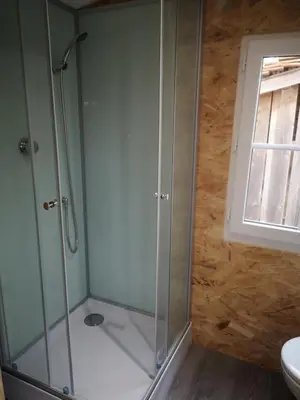 Salle de bains dans l'établissement Roulotte de la basse biguerie proche zoo de la flèche