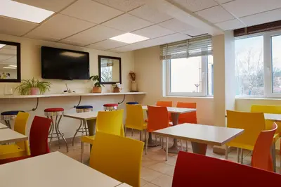 Télévision ou salle de divertissement dans l'établissement Premiere Classe Le Mans Ouest Universite