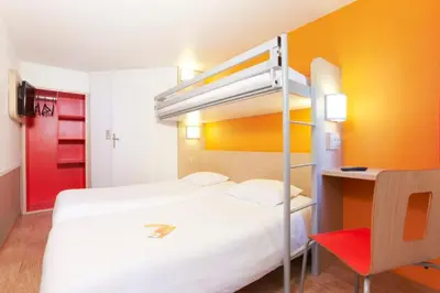 Un ou plusieurs lits dans un hébergement de l'établissement Unisotel Tours