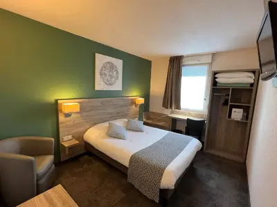 Un ou plusieurs lits dans un hébergement de l'établissement Brit Hotel Saumur