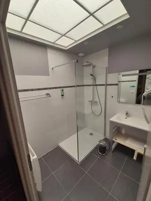 Salle de bains dans l'établissement Logis Hôtel Restaurant Clair Cottage, Chisseaux - Chenonceaux