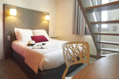 Un ou plusieurs lits dans un hébergement de l'établissement Hotel Restaurant Du Parc Saumur Logis Elégance