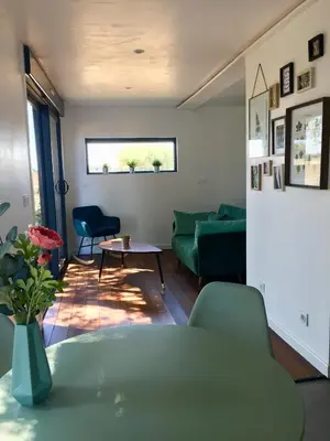 Coin salon dans l'établissement COTTAGE A LA FONTAINE DU CHENE