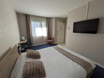 Télévision ou salle de divertissement dans l'établissement Hotel L'Océane Angers Parc Expo
