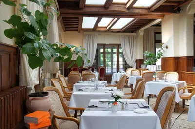 Restaurant ou autre lieu de restauration dans l'établissement Relais des Trois Châteaux Hôtel-Restaurant - Teritoria
