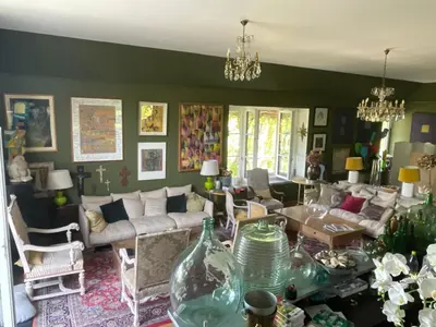 Coin salon dans l'établissement Les Jardins Haute Couture
