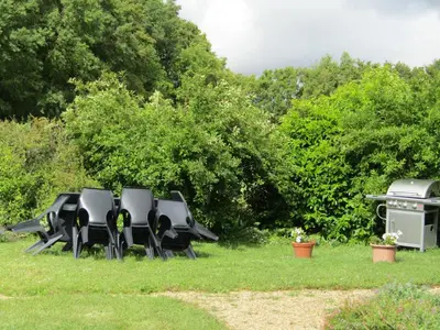 Jardin de l'établissement Gîte confortable avec grand jardin privé et WIFI - FR-1-381-494