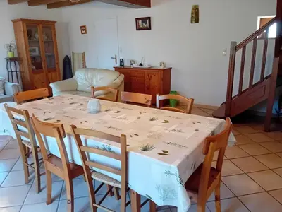 Plan de l'établissement Gîte confortable avec grand jardin privé et WIFI - FR-1-381-494
