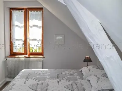 Un ou plusieurs lits dans un hébergement de l'établissement Gîte confortable avec grand jardin privé et WIFI - FR-1-381-494