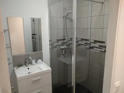 Salle de bains dans l'établissement Nouveau! Appartement 80m2 tout neuf avec 3 belles chambres