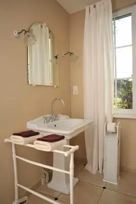 Salle de bains dans l'établissement Chambres et tables d'hôtes Le Voriou