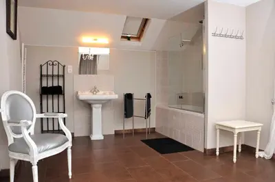Salle de bains dans l'établissement Chambres et tables d'hôtes Le Voriou