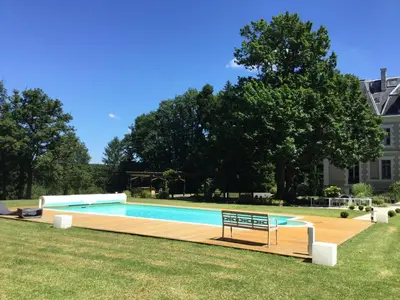 Piscine de l'établissement Château des Essards avec piscine et jacuzzi ou située à proximité