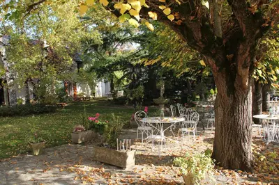 Jardin de l'établissement Le Relais de la Tour