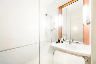 Salle de bains dans l'établissement ibis Châtellerault