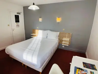Un ou plusieurs lits dans un hébergement de l'établissement Cit'Hotel Le Volney