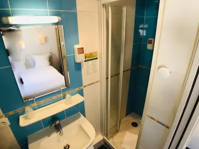 Salle de bains dans l'établissement Cit'Hotel Le Volney