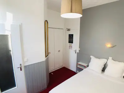 Un ou plusieurs lits dans un hébergement de l'établissement Cit'Hotel Le Volney