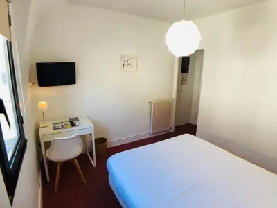 Télévision ou salle de divertissement dans l'établissement Cit'Hotel Le Volney