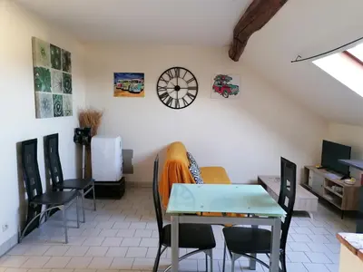 Coin salon dans l'établissement Appartement climatisé avec parking privé à Doué la fontaine