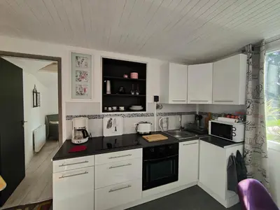 Cuisine ou kitchenette dans l'établissement Gîte Pause au jardin piscine chauffée