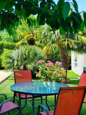Jardin de l'établissement Gîte Pause au jardin piscine chauffée