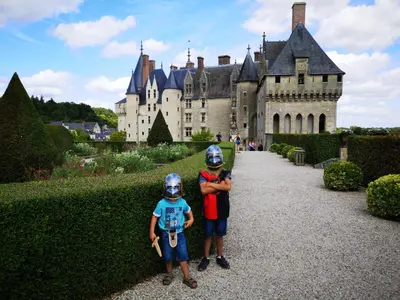 Enfants séjournant dans l'établissement Gîte Pause au jardin piscine chauffée
