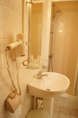 Salle de bains dans l'établissement Logis Hôtel Saint Paul