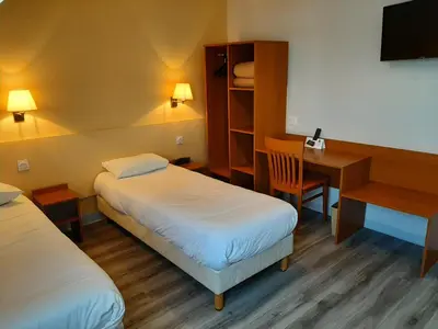 Un ou plusieurs lits dans un hébergement de l'établissement Logis Hôtel Saint Paul