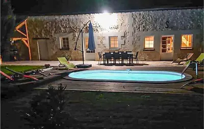 Piscine de l'établissement Nice Home In Thilouze ou située à proximité