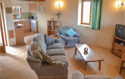 Cuisine ou kitchenette dans l'établissement Stunning Home In Parcay Les Pins