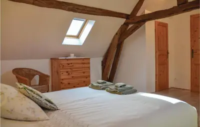 Un ou plusieurs lits dans un hébergement de l'établissement Stunning Home In Parcay Les Pins