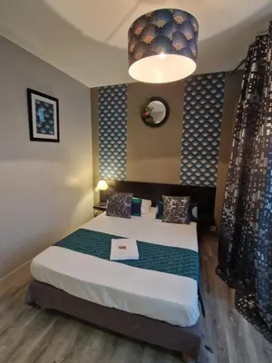 Un ou plusieurs lits dans un hébergement de l'établissement Hotel Saint François Précigné Soirée étape sur demande Proche Sablé-sur-Sarthe