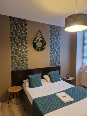 Un ou plusieurs lits dans un hébergement de l'établissement Hotel Saint François Précigné Soirée étape sur demande Proche Sablé-sur-Sarthe