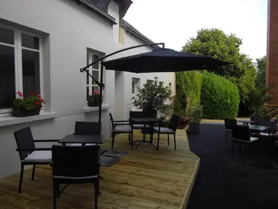 Terrasse ou espace extérieur de l'établissement Hotel Saint François Précigné Soirée étape sur demande Proche Sablé-sur-Sarthe