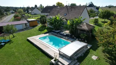 Piscine de l'établissement Gîte Évasion idyllique à l'étage près zoo-chateaux ou située à proximité