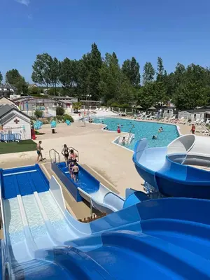 Piscine de l'établissement Grand mobil home exposé sud, 2 salles de bain ou située à proximité