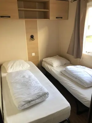 Un ou plusieurs lits dans un hébergement de l'établissement Grand mobil home exposé sud, 2 salles de bain