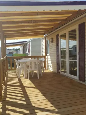 Balcon ou terrasse dans l'établissement Grand mobil home exposé sud, 2 salles de bain