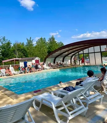 Piscine de l'établissement Grand mobil home exposé sud, 2 salles de bain ou située à proximité