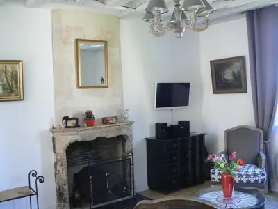 Télévision ou salle de divertissement dans l'établissement Petite Maison Romantique au calme, Cœur Historique, vue Ville et Jardin