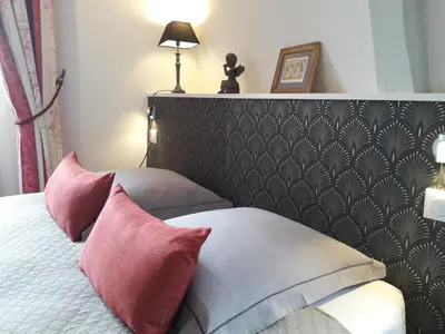 Un ou plusieurs lits dans un hébergement de l'établissement Petite Maison Romantique au calme, Cœur Historique, vue Ville et Jardin