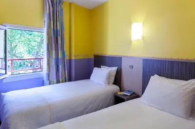 Un ou plusieurs lits dans un hébergement de l'établissement BRIT HOTEL Le Lion d'Or CHINON
