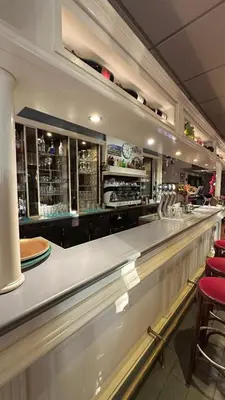 Restaurant ou autre lieu de restauration dans l'établissement BRIT HOTEL Le Lion d'Or CHINON