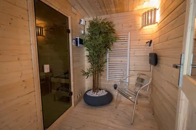 Télévision ou salle de divertissement dans l'établissement Maison de charme à Arçay avec jacuzzi