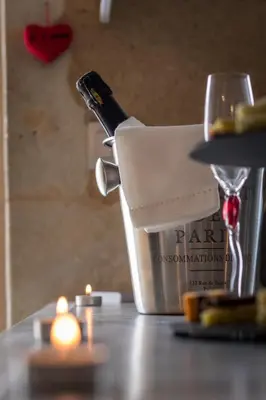 Boissons dans l'établissement Maison de charme à Arçay avec jacuzzi