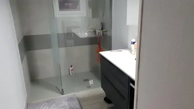 Salle de bains dans l'établissement GITE MAISON prox le mans circuit et zoo la fleche a 18kms