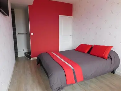 Un ou plusieurs lits dans un hébergement de l'établissement Maison accueillante à Mouterre-Silly avec jardin et cheminée