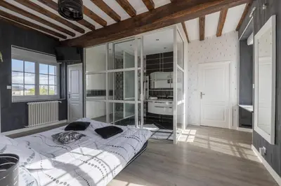 Un ou plusieurs lits dans un hébergement de l'établissement Maison accueillante à Mouterre-Silly avec jardin et cheminée