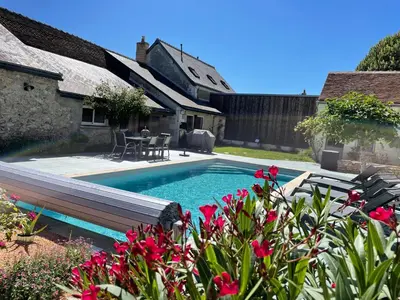 Piscine de l'établissement Le Clos des Buis 2 gîtes 6CH 4 SDB 4 WC ou située à proximité